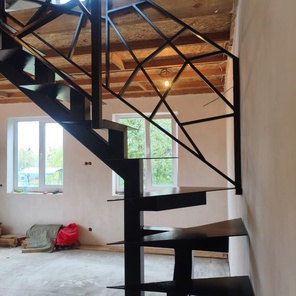 Лестница из металла на монокосоуре